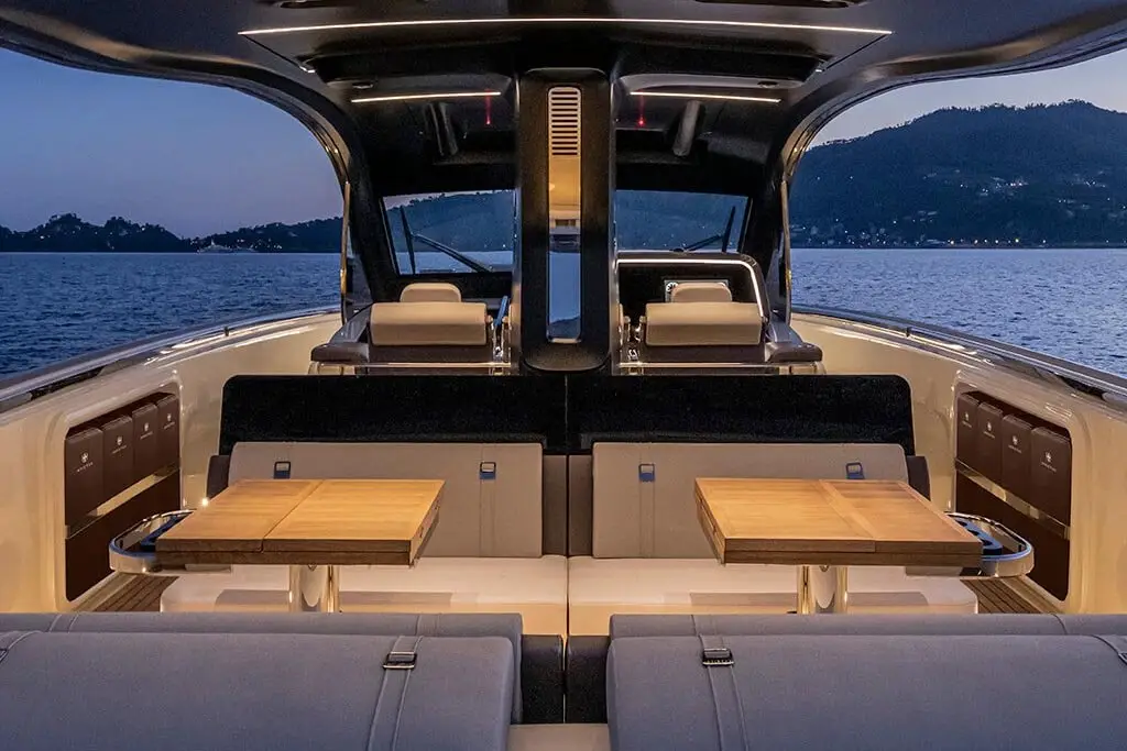 Invictus 460, salon — Sardinia Lux Yachts, Sardegna. Invictus 460 — 14.4m