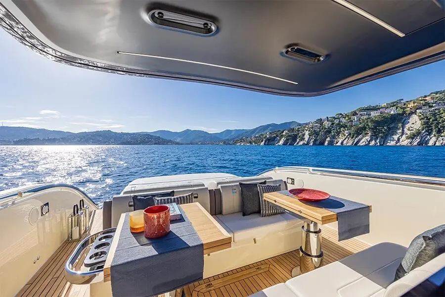 Invictus 460, flybridge — Sardinia Lux Yachts, Sardegna. Invictus 460 — 14.4m