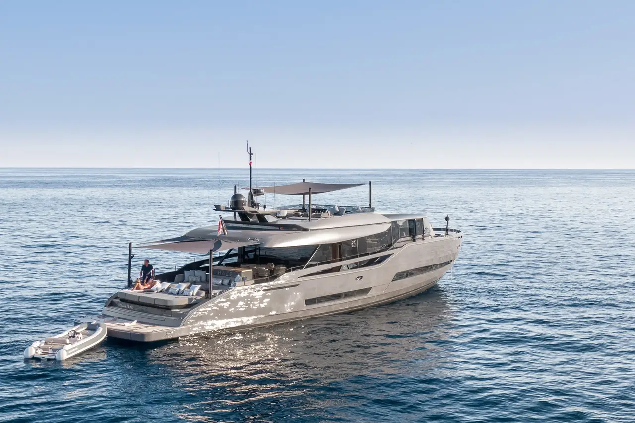 Extra 86, ponte principale — Sardinia Lux Yachts, Sardegna. Extra 86 — 26m