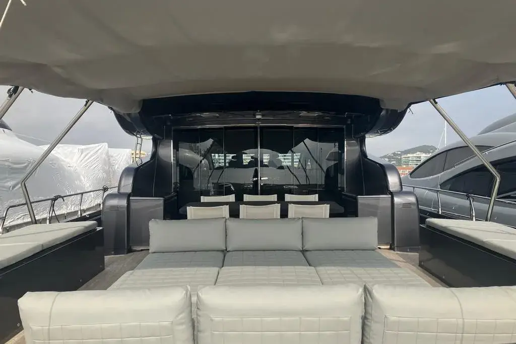 Leopard 31, cubierta de popa — Sardinia Lux Yachts, Cerdeña. Leopard 31 — 31m