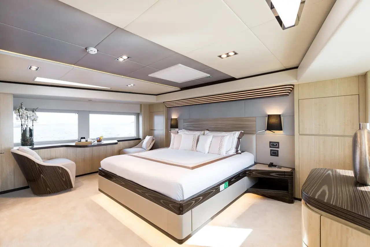 Majesty 100, ponte di poppa — Sardinia Lux Yachts, Sardegna. Majesty 100 — 32m