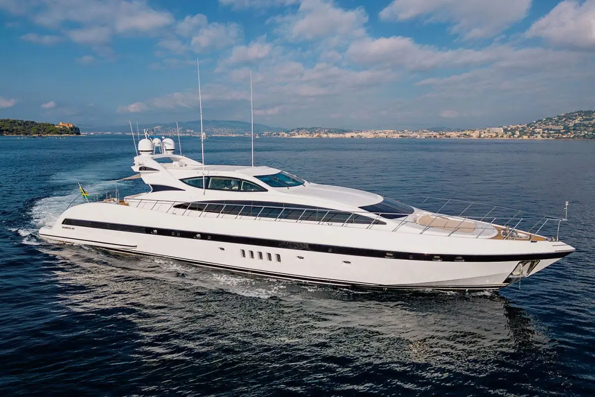 Mangusta 105 — Sardinia Lux Yachts, Sardegna. Mangusta 105 — 31m
