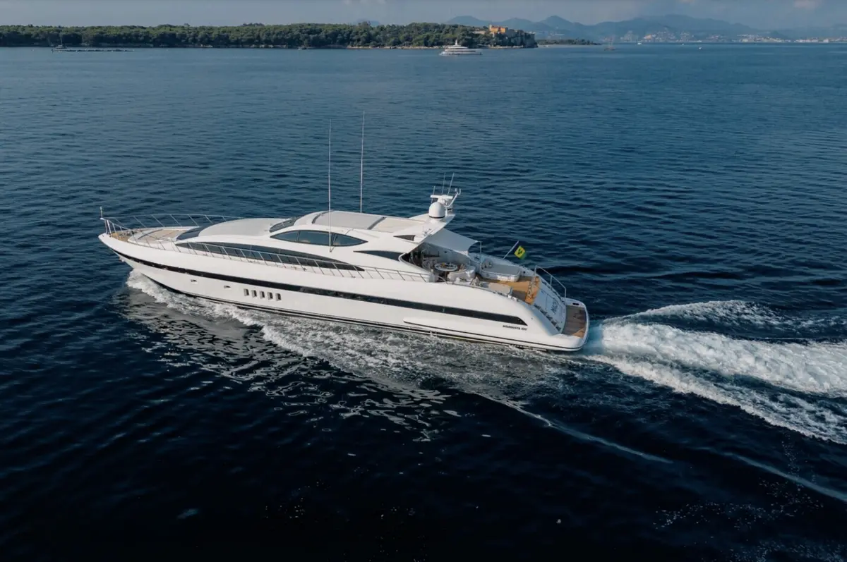 Mangusta 105, ponte principale — Sardinia Lux Yachts, Sardegna. Mangusta 105 — 31m