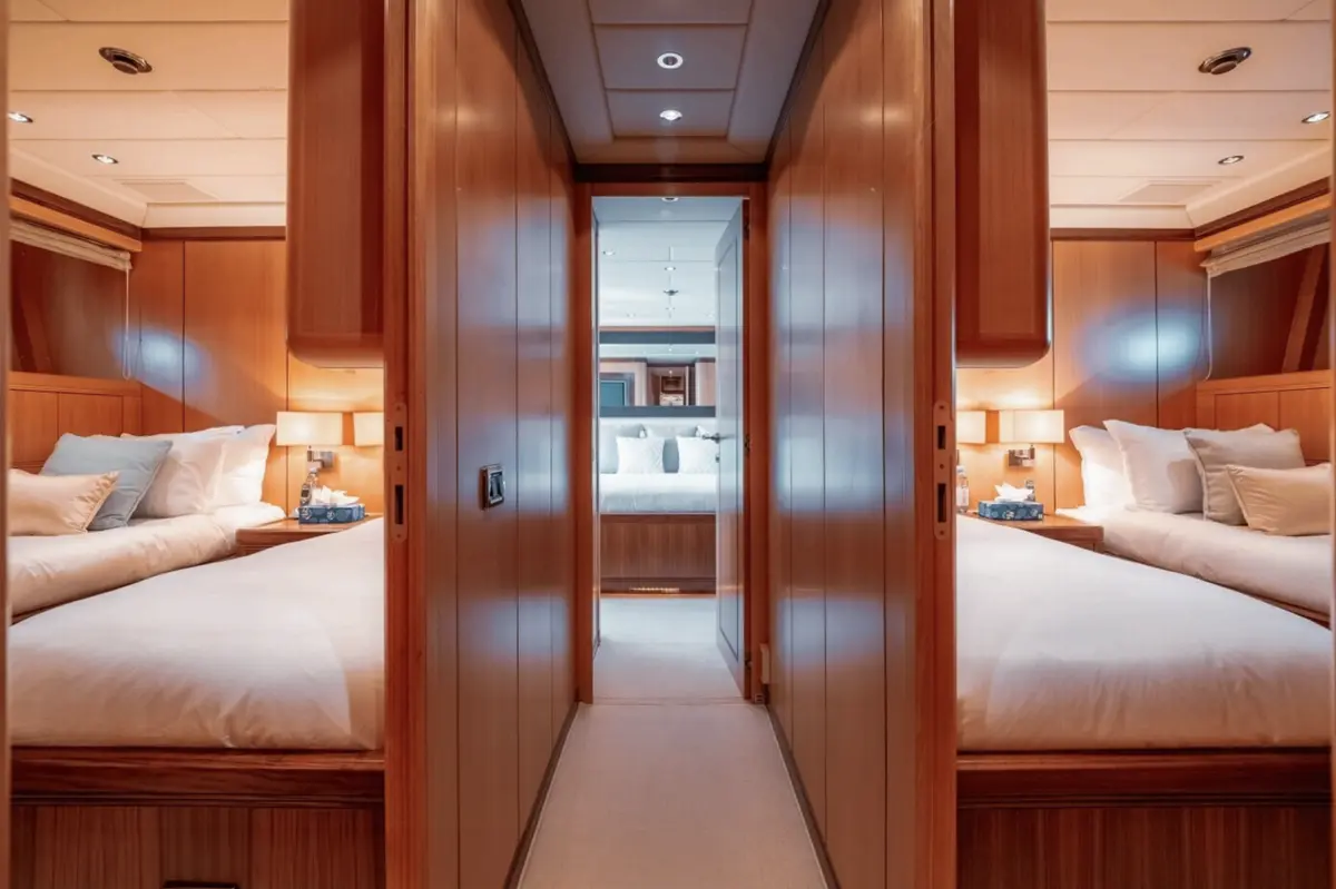 Mangusta 105, ponte di poppa — Sardinia Lux Yachts, Sardegna. Mangusta 105 — 31m