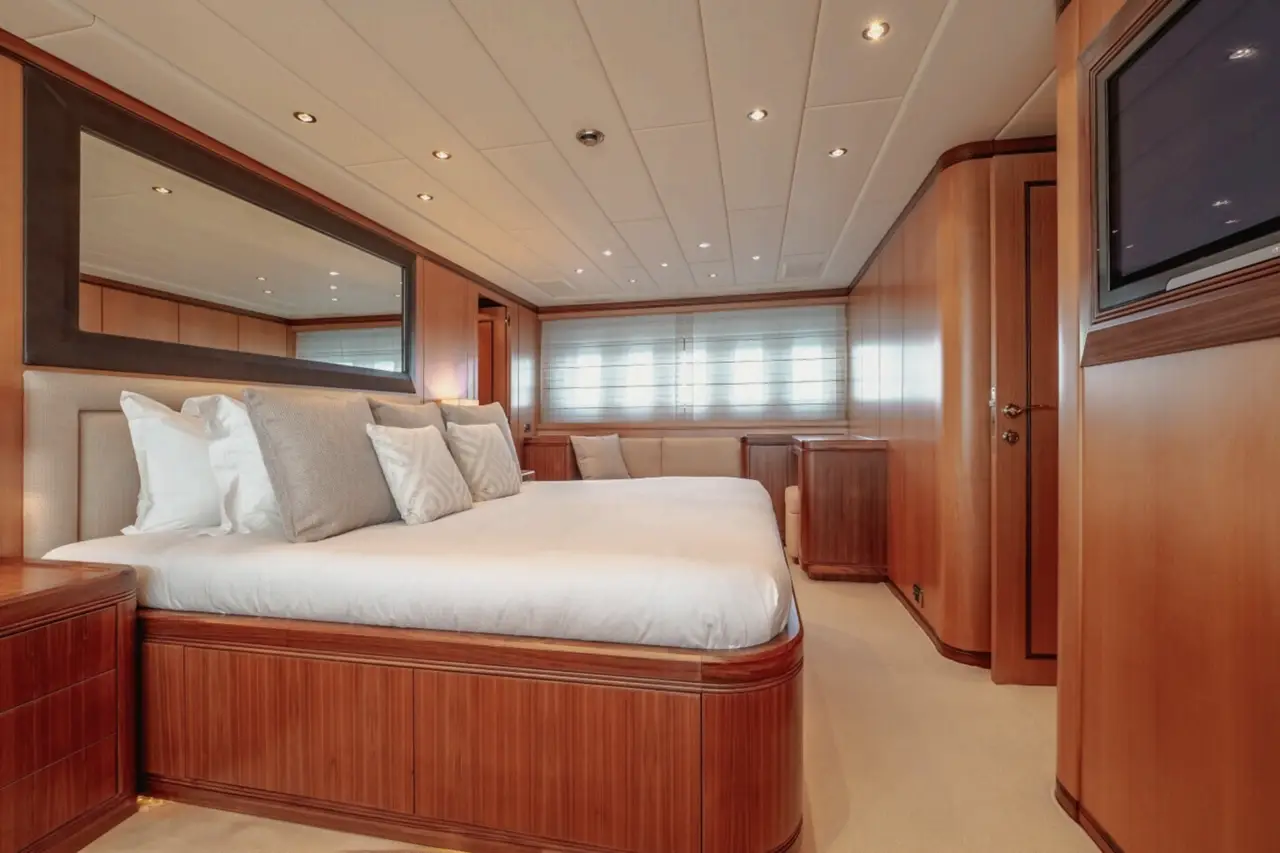 Mangusta 105, salon — Sardinia Lux Yachts, Sardegna. Mangusta 105 — 31m