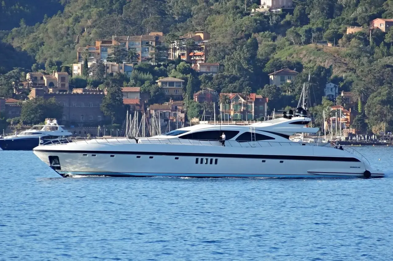 Mangusta 130, ponte principale — Sardinia Lux Yachts, Sardegna. Mangusta 130 — 40m