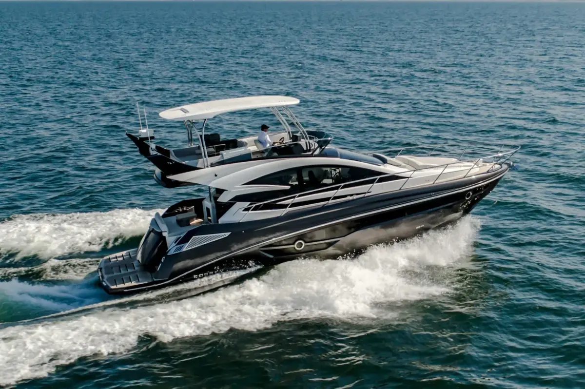 Mangusta 130, flybridge — Sardinia Lux Yachts, Sardegna. Mangusta 130 — 40m