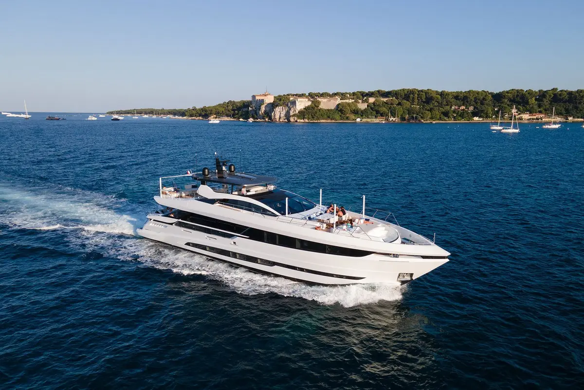 Mangusta 33 — Sardinia Lux Yachts, Cerdeña. Mangusta 33 — 33m