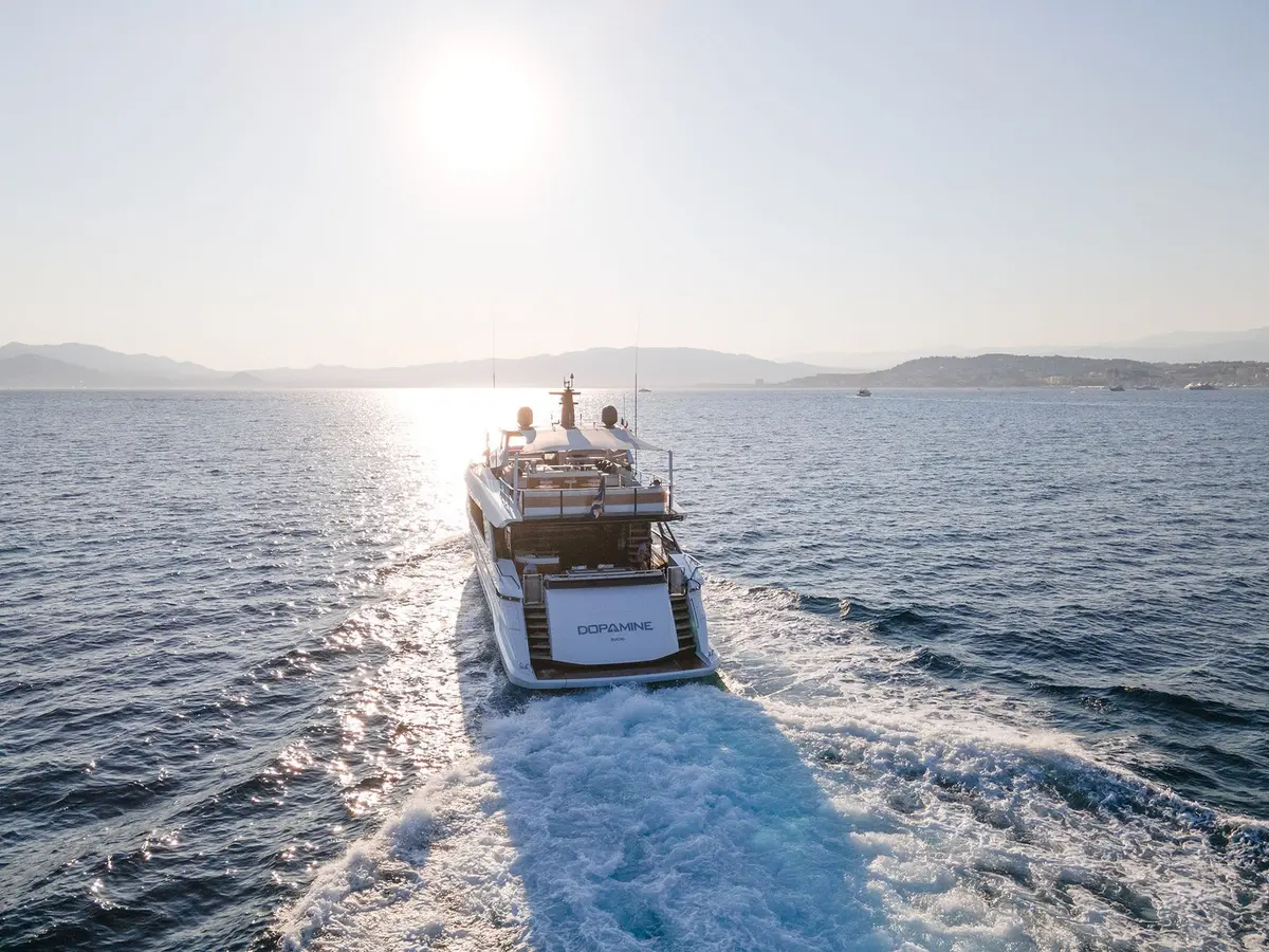 Mangusta 33, cubierta de popa — Sardinia Lux Yachts, Cerdeña. Mangusta 33 — 33m