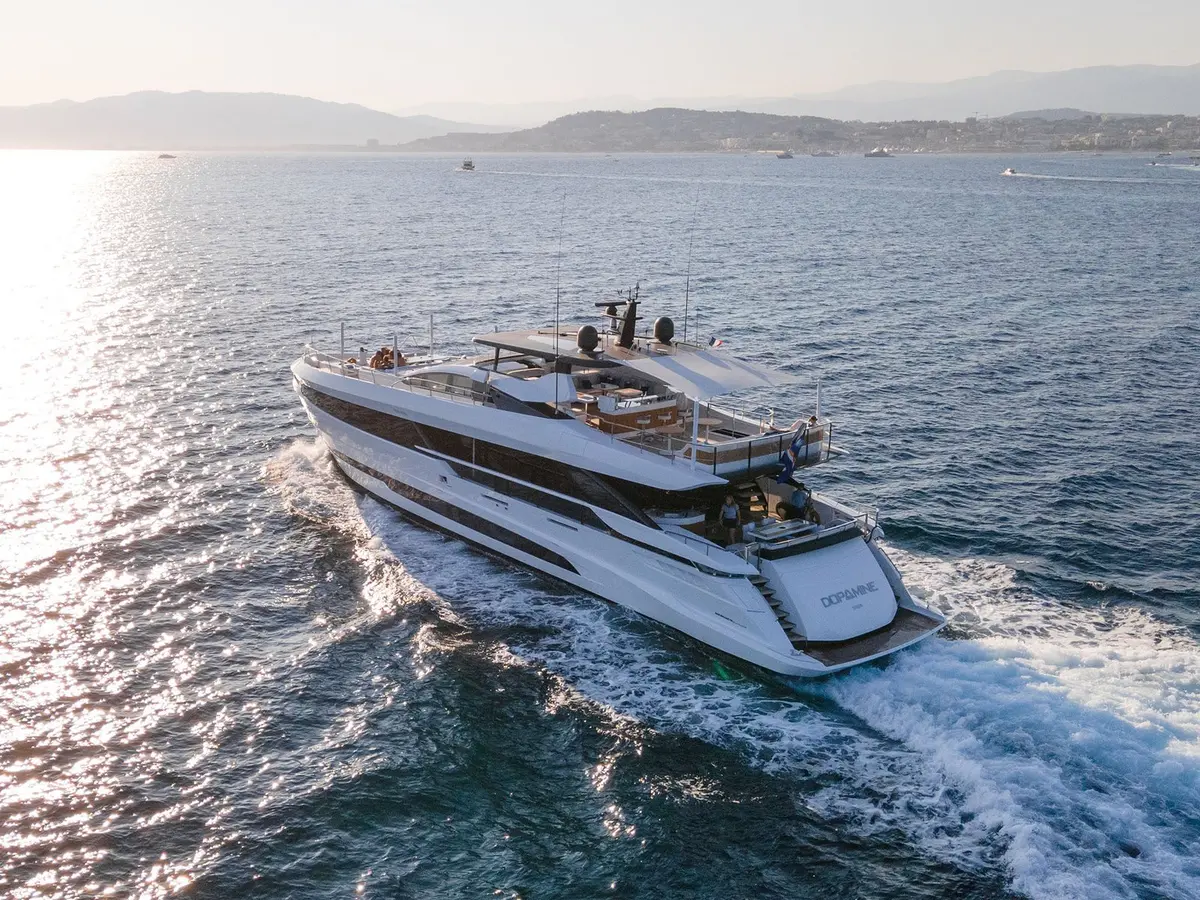 Mangusta 33, flybridge — Sardinia Lux Yachts, Cerdeña. Mangusta 33 — 33m