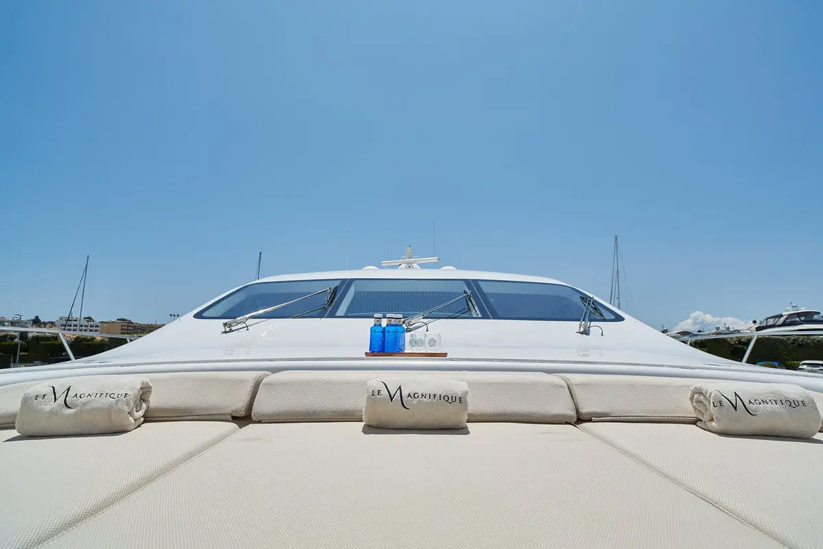Mangusta 108, ponte principale — Sardinia Lux Yachts, Sardegna. Mangusta 108 — 33m