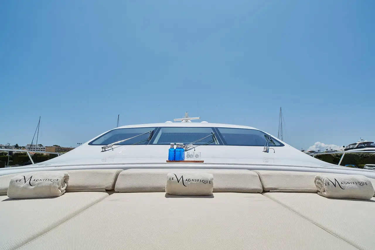 Mangusta 108, ponte principale — Sardinia Lux Yachts, Sardegna. Mangusta 108 — 33m