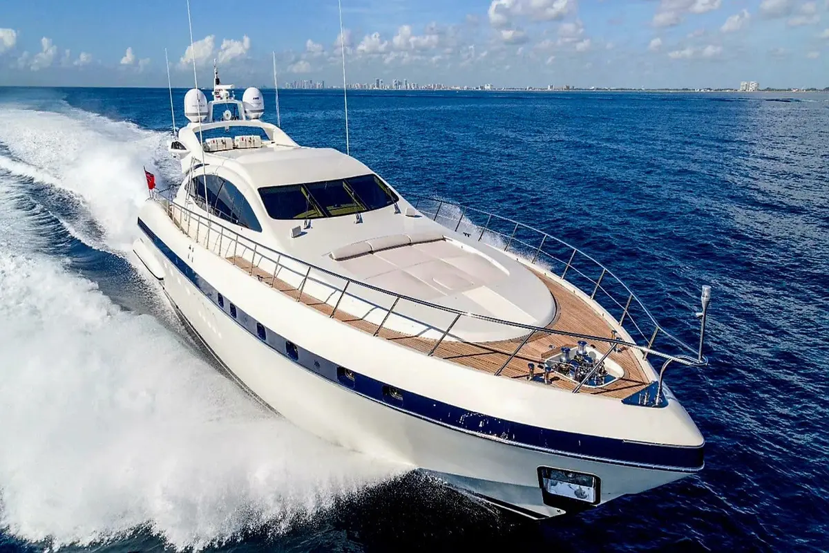 Mangusta 92, exterior — Sardinia Lux Yachts, Cerdeña. Mangusta 92 — 28m