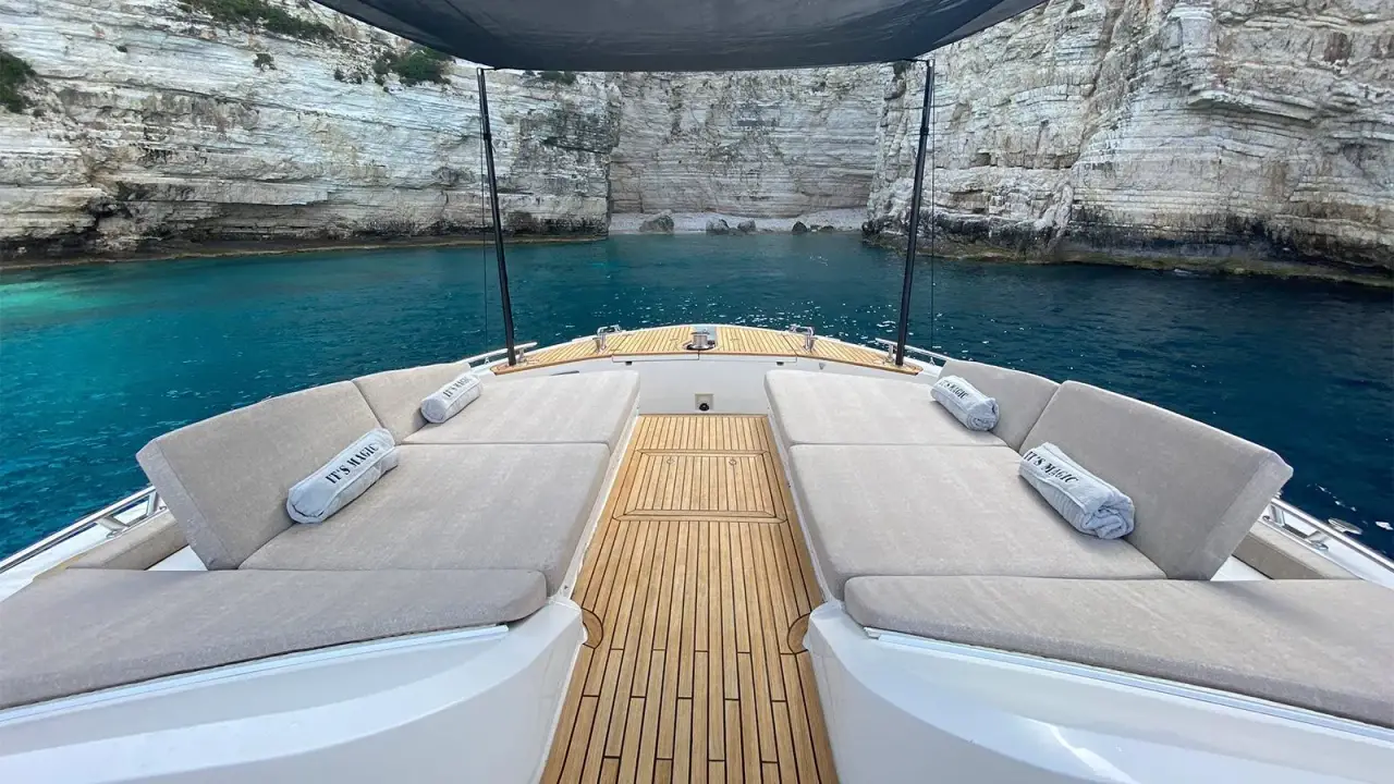 MCY66, cubierta principal — Sardinia Lux Yachts, Cerdeña. Tardes tranquilas frente a la Costa Smeralda
