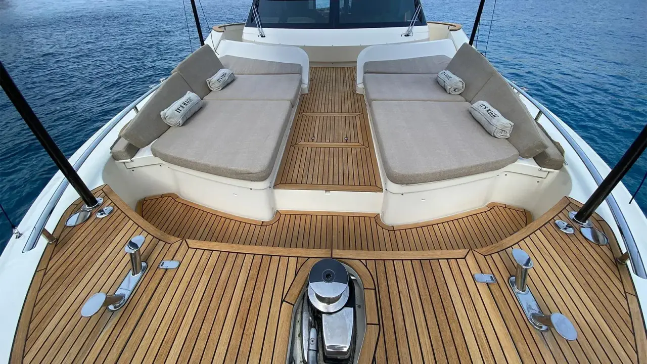 MCY66, cubierta de popa — Sardinia Lux Yachts, Cerdeña. Tardes tranquilas frente a la Costa Smeralda