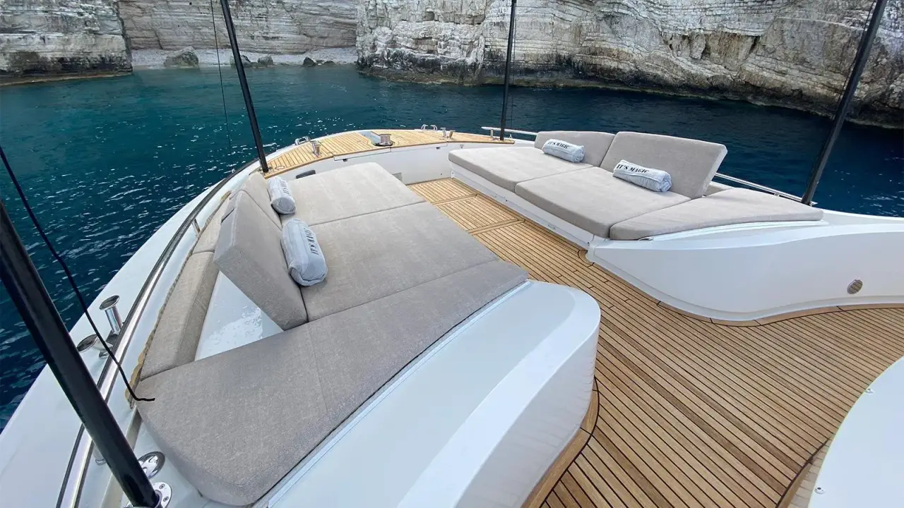MCY66, salón — Sardinia Lux Yachts, Cerdeña. Tardes tranquilas frente a la Costa Smeralda