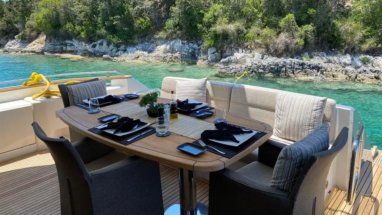 MCY66, camarote principal — Sardinia Lux Yachts, Cerdeña. Tardes tranquilas frente a la Costa Smeralda