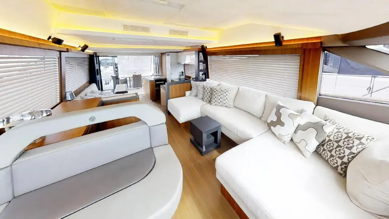 MCY66, flybridge — Sardinia Lux Yachts, Cerdeña. Tardes tranquilas frente a la Costa Smeralda