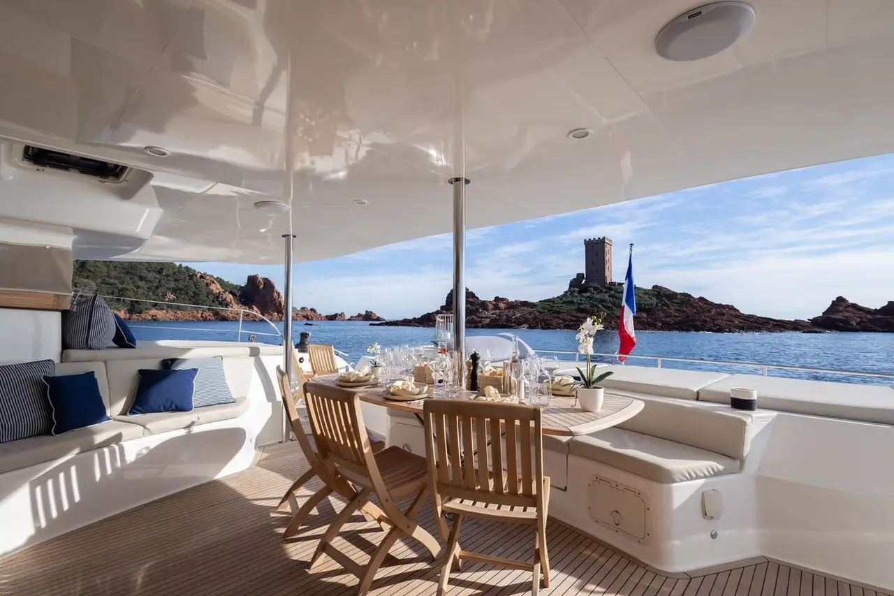 Moby-Dick, cubierta principal — Sardinia Lux Yachts, Cerdeña. Moby-Dick — 20m