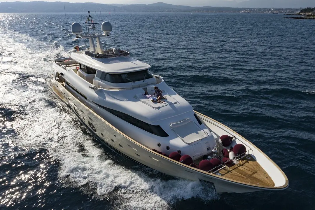 Navetta 33, ponte principale — Sardinia Lux Yachts, Sardegna. Navetta 33 — 33m