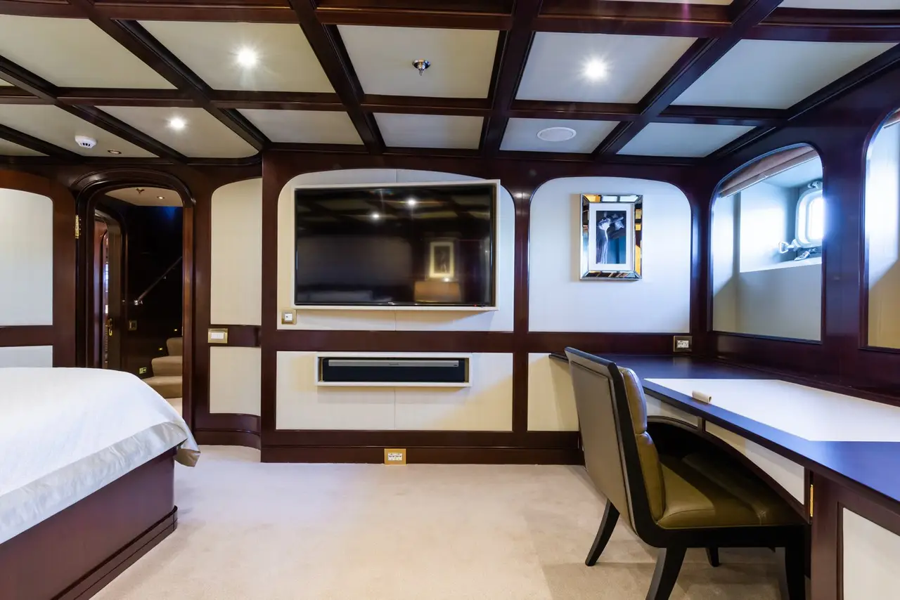 The Wellesley, ponte principale — Sardinia Lux Yachts, Sardegna. The Wellesley — 56m