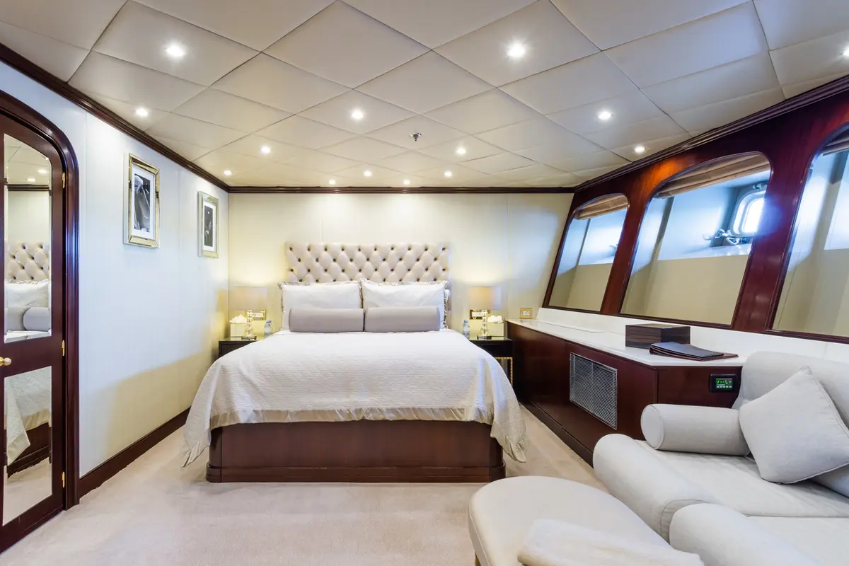 The Wellesley, cabina principale — Sardinia Lux Yachts, Sardegna. The Wellesley — 56m