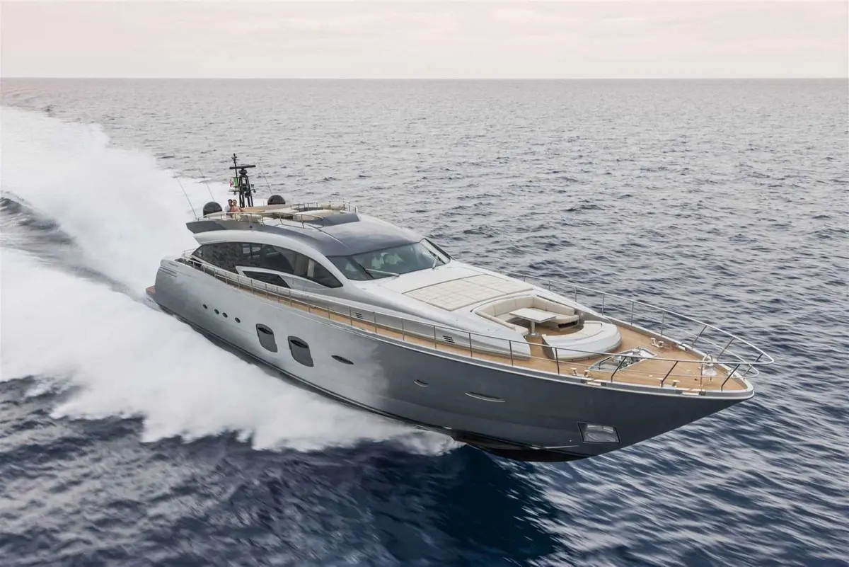 Pershing 108 — Sardinia Lux Yachts, Cerdeña. Pershing 108 — 33m