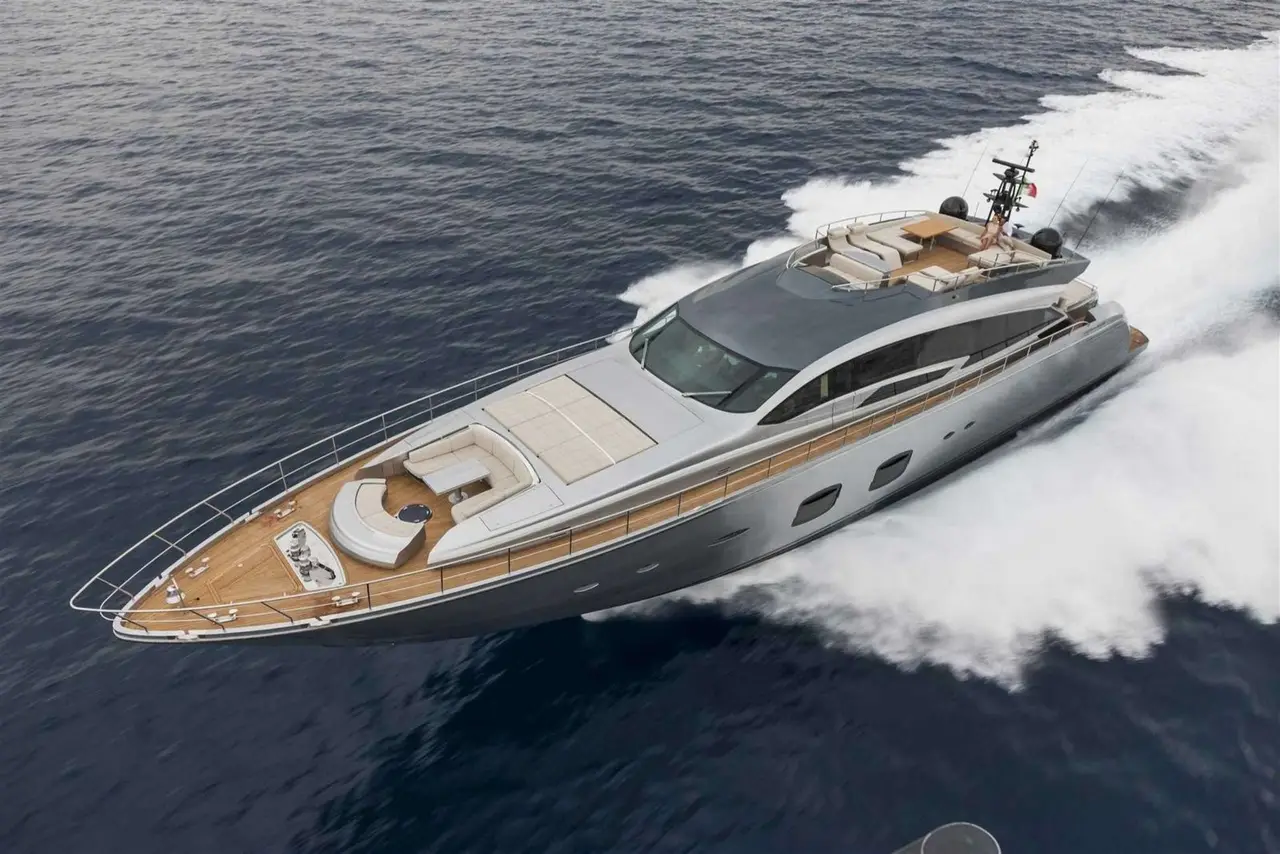 Pershing 108, ponte principale — Sardinia Lux Yachts, Sardegna. Pershing 108 — 33m