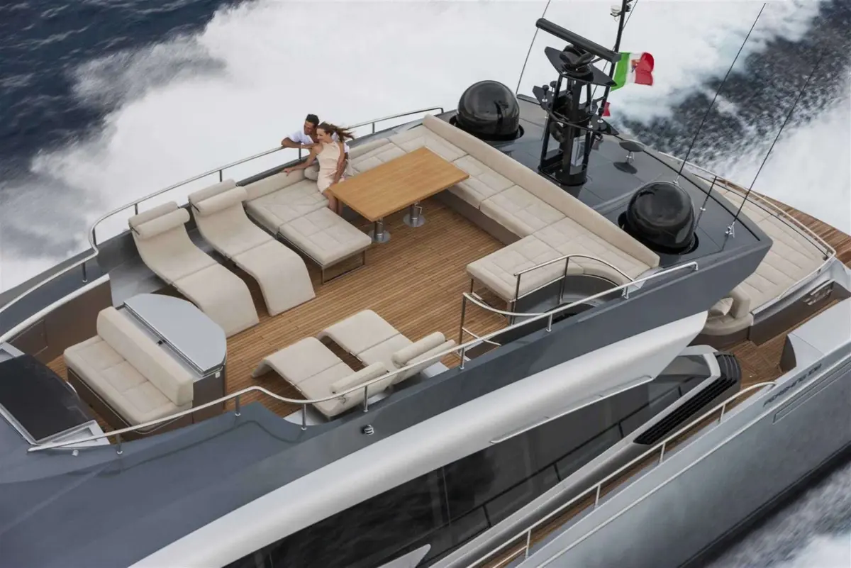 Pershing 108, cubierta de popa — Sardinia Lux Yachts, Cerdeña. Pershing 108 — 33m