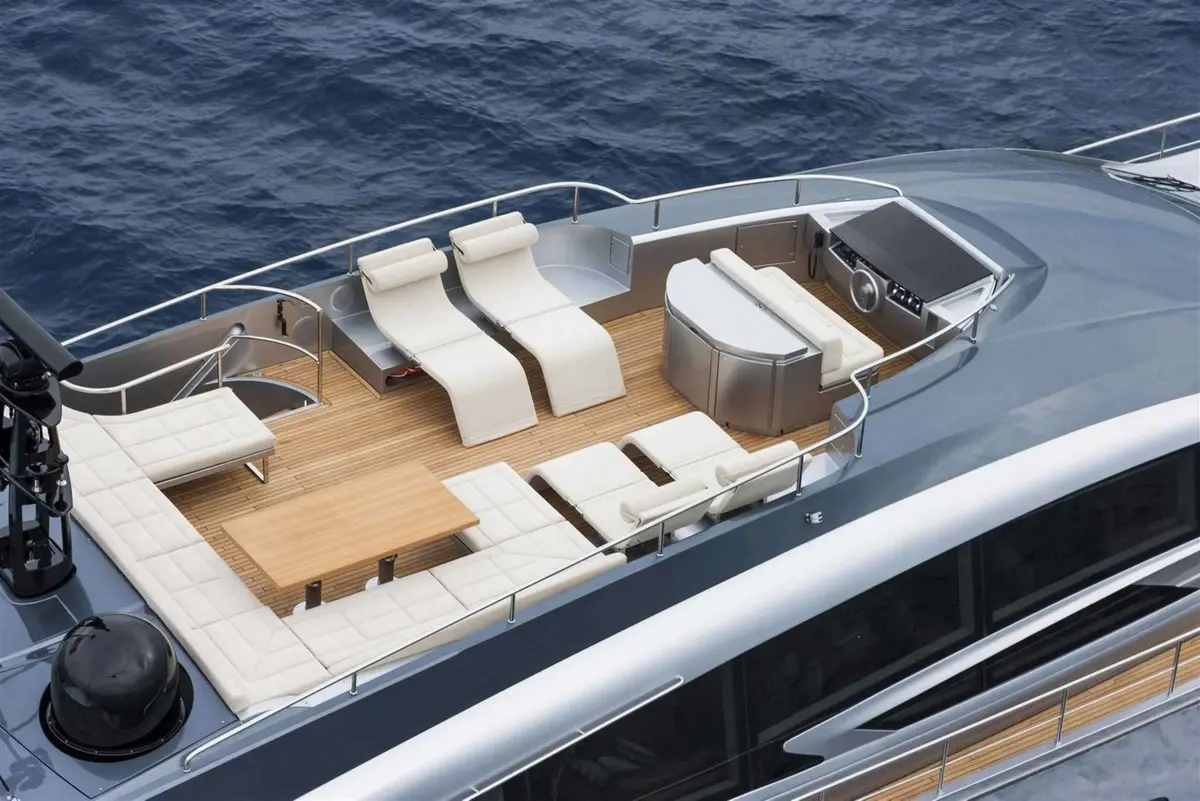 Pershing 108, salón — Sardinia Lux Yachts, Cerdeña. Pershing 108 — 33m