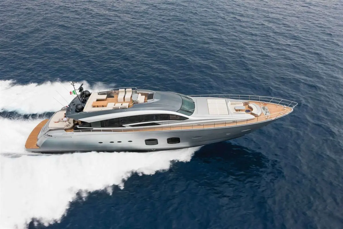 Pershing 108, flybridge — Sardinia Lux Yachts, Cerdeña. Pershing 108 — 33m