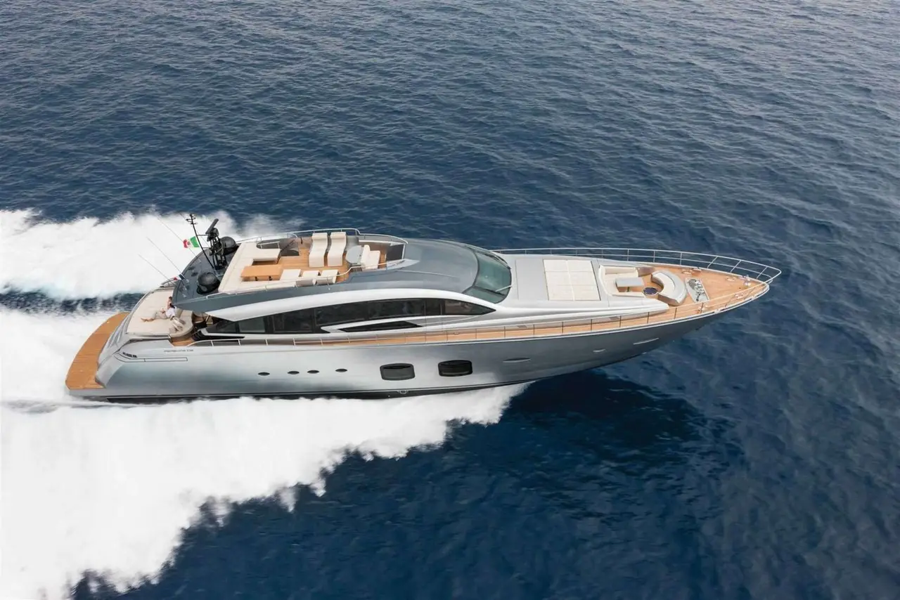 Pershing 108, flybridge — Sardinia Lux Yachts, Sardegna. Pershing 108 — 33m