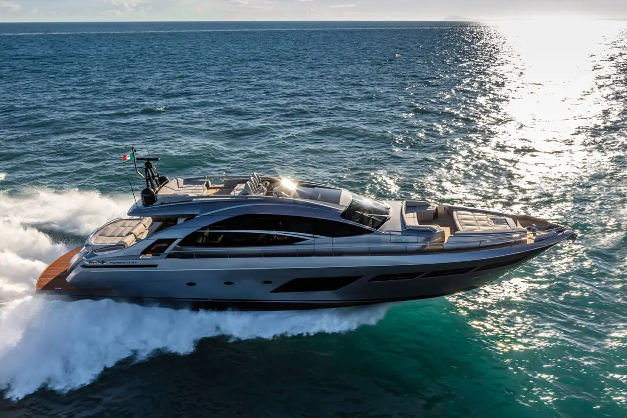 Pershing 8X — Sardinia Lux Yachts, Cerdeña. Pershing 8X — 25m