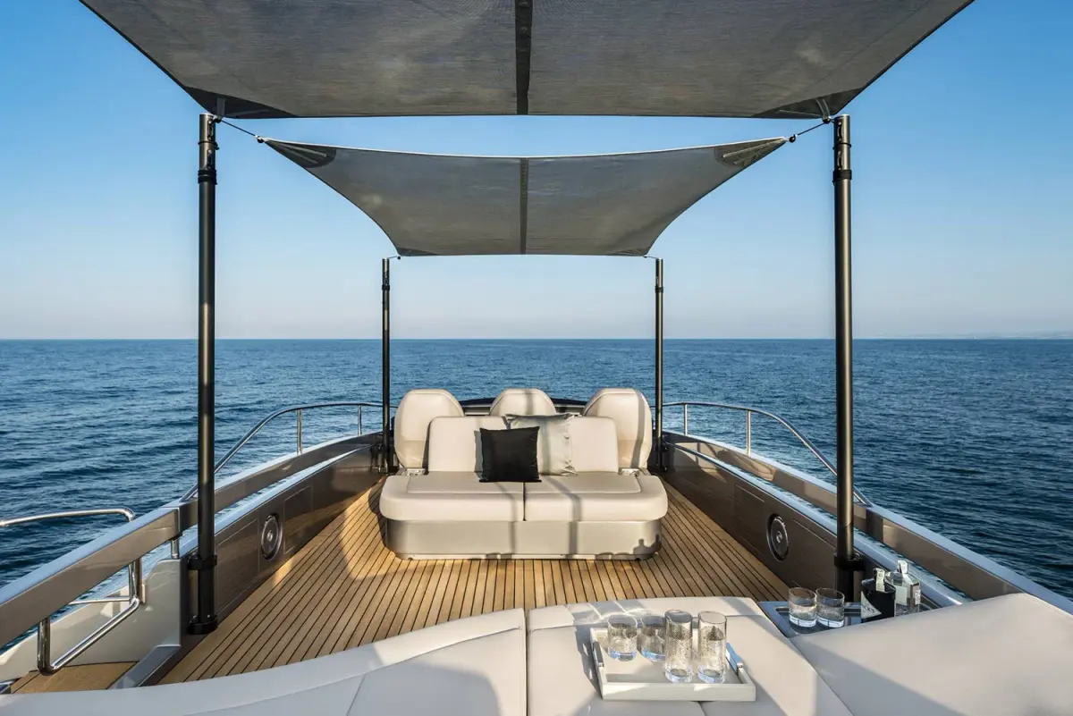 Pershing 8X, salon — Sardinia Lux Yachts, Sardinia. Pershing 8X — 25m