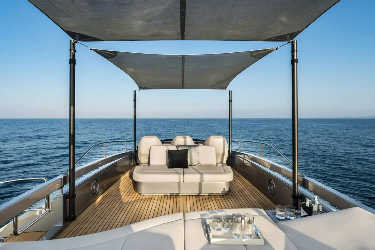 Pershing 8X, salón — Sardinia Lux Yachts, Cerdeña. Pershing 8X — 25m