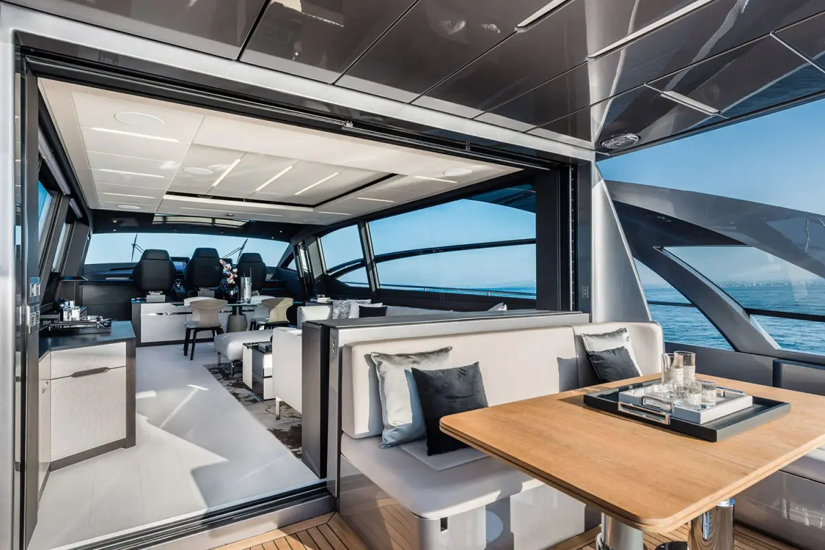 Pershing 8X, flybridge — Sardinia Lux Yachts, Sardinia. Pershing 8X — 25m