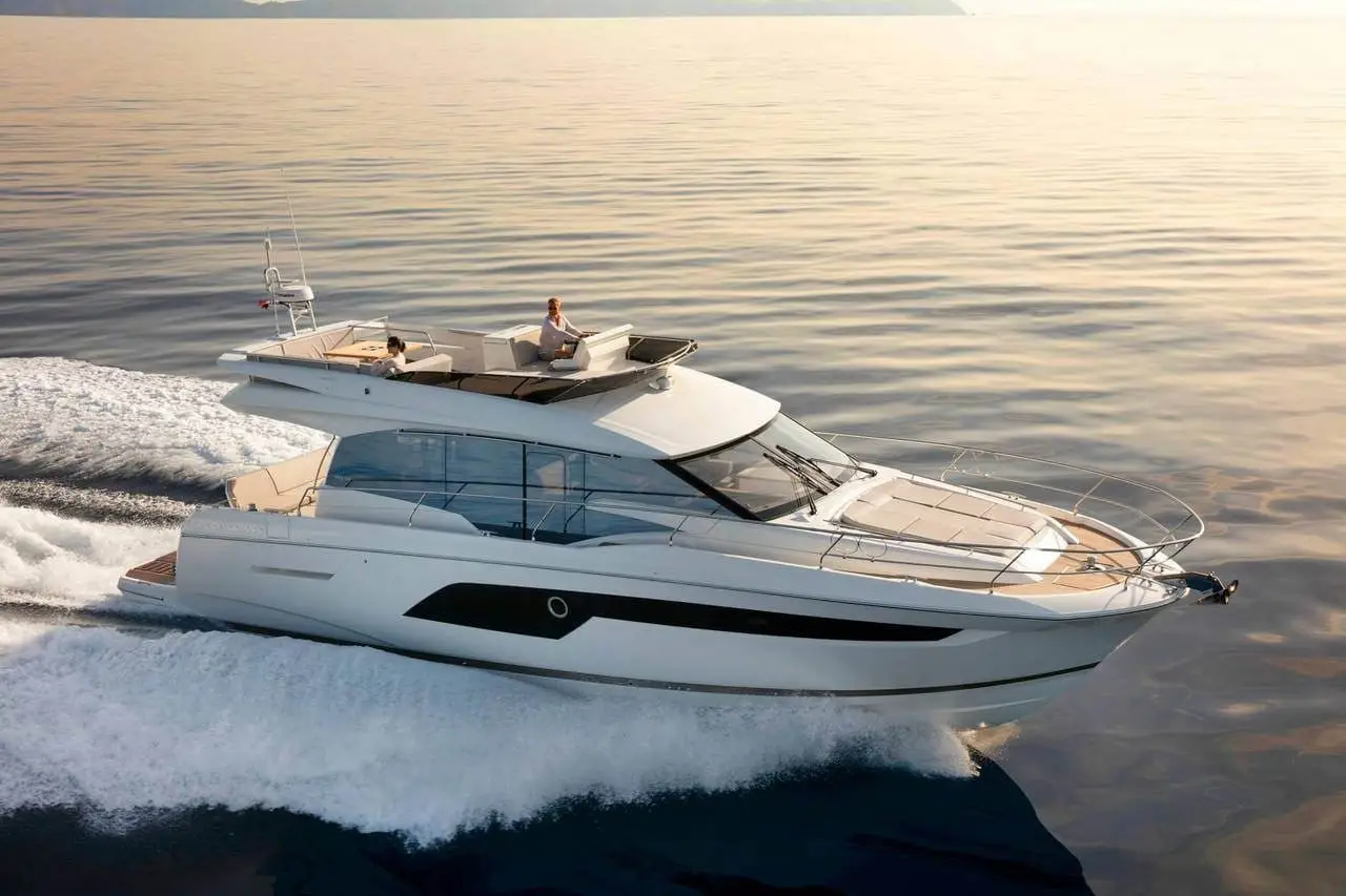 Prestige 550 FLY, esterno — Sardinia Lux Yachts, Sardegna. Flybridge ampio e rotta breve per un tramonto
