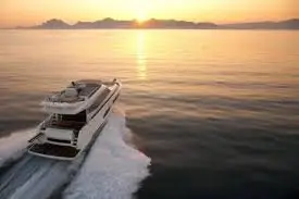 Prestige 550 FLY, ponte principale — Sardinia Lux Yachts, Sardegna. Flybridge ampio e rotta breve per un tramonto