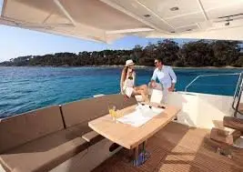 Prestige 550 FLY, ponte di poppa — Sardinia Lux Yachts, Sardegna. Flybridge ampio e rotta breve per un tramonto