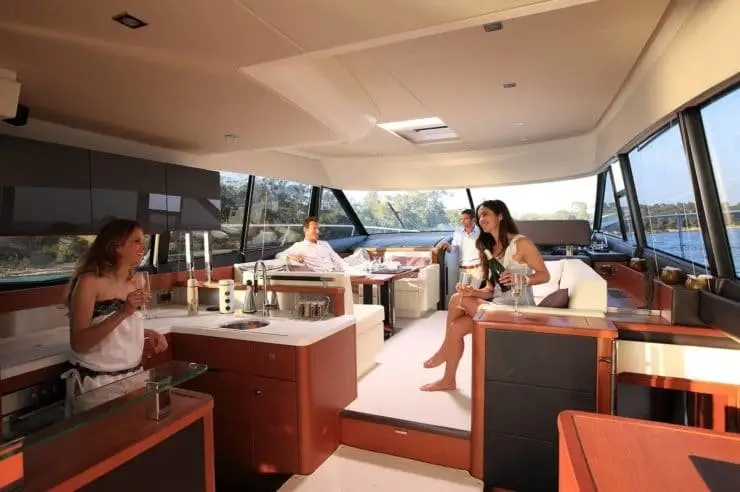 Prestige 550 FLY, salon — Sardinia Lux Yachts, Sardegna. Flybridge ampio e rotta breve per un tramonto