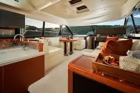 Prestige 550 FLY, cabina principale — Sardinia Lux Yachts, Sardegna. Flybridge ampio e rotta breve per un tramonto