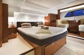 Prestige 550 FLY, flybridge — Sardinia Lux Yachts, Sardegna. Flybridge ampio e rotta breve per un tramonto