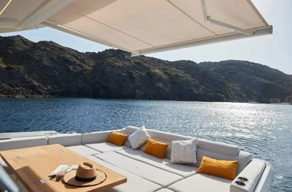 Prestige 590 Fly, esterno — Sardinia Lux Yachts, Sardegna. Flybridge ampio per tramonti lungo la Costa Smeralda