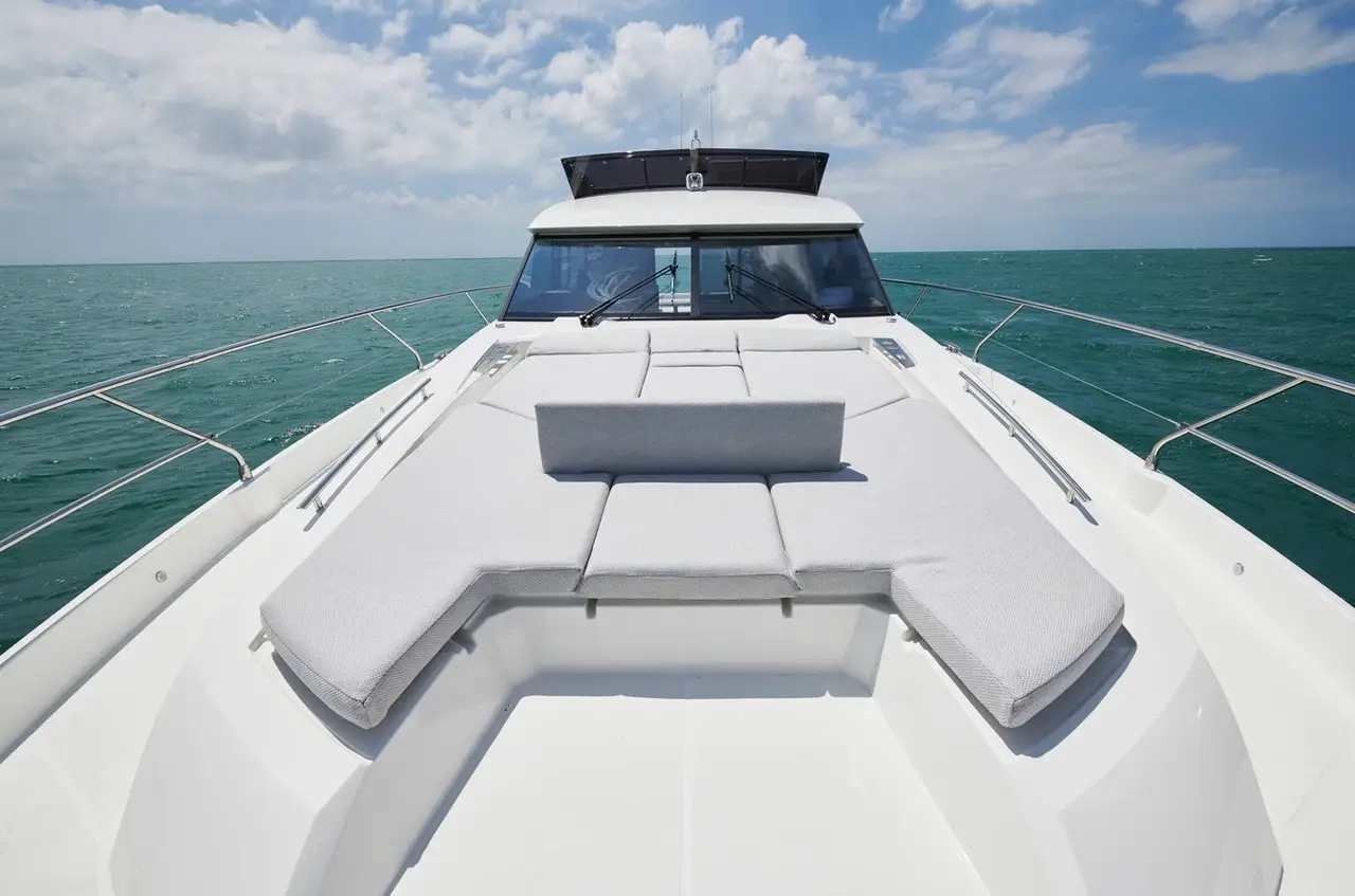 Prestige 590 Fly, ponte principale — Sardinia Lux Yachts, Sardegna. Flybridge ampio per tramonti lungo la Costa Smeralda