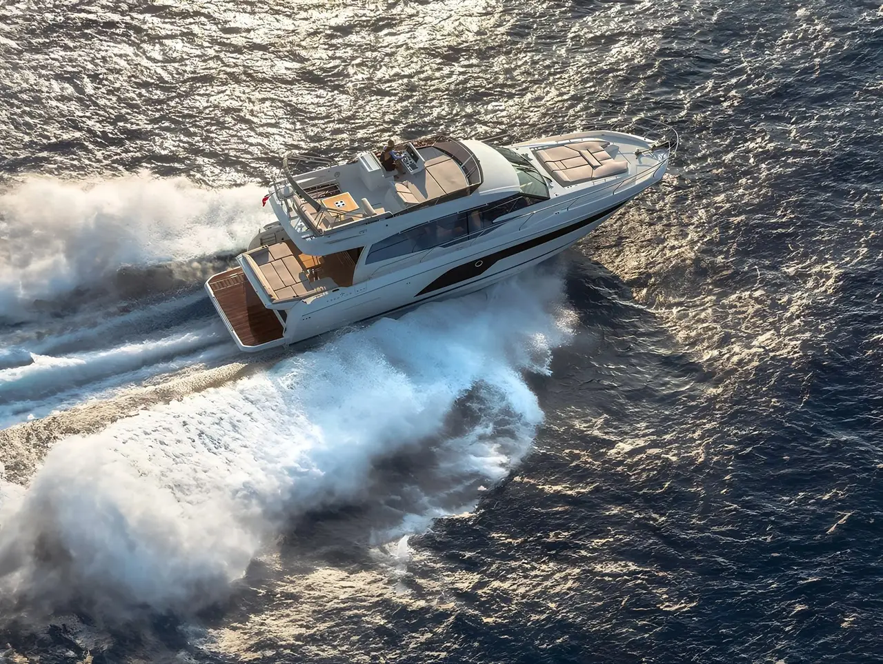 Prestige 590 Fly, ponte di poppa — Sardinia Lux Yachts, Sardegna. Flybridge ampio per tramonti lungo la Costa Smeralda
