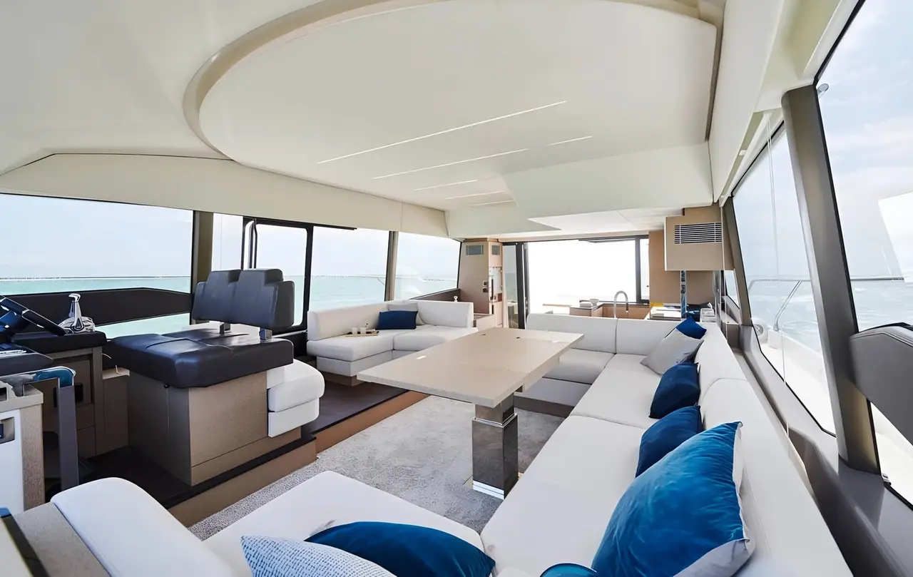 Prestige 590 Fly, salon — Sardinia Lux Yachts, Sardegna. Flybridge ampio per tramonti lungo la Costa Smeralda