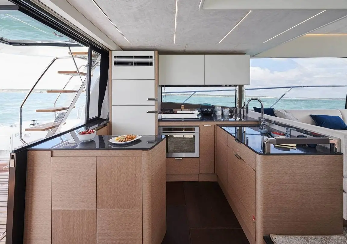 Prestige 590 Fly, cabina principale — Sardinia Lux Yachts, Sardegna. Flybridge ampio per tramonti lungo la Costa Smeralda