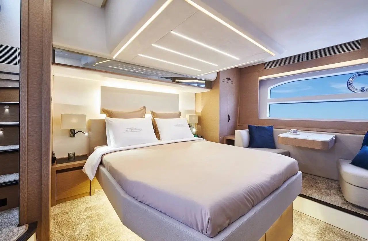 Prestige 590 Fly, flybridge — Sardinia Lux Yachts, Sardegna. Flybridge ampio per tramonti lungo la Costa Smeralda