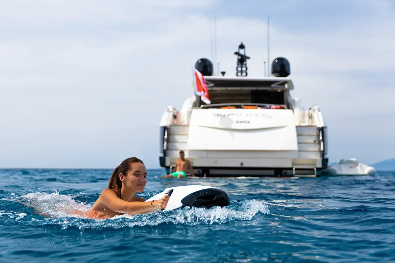Prestige 590 Fly, esterno — Sardinia Lux Yachts, Sardegna. Flybridge ampio per tramonti lungo la Costa Smeralda