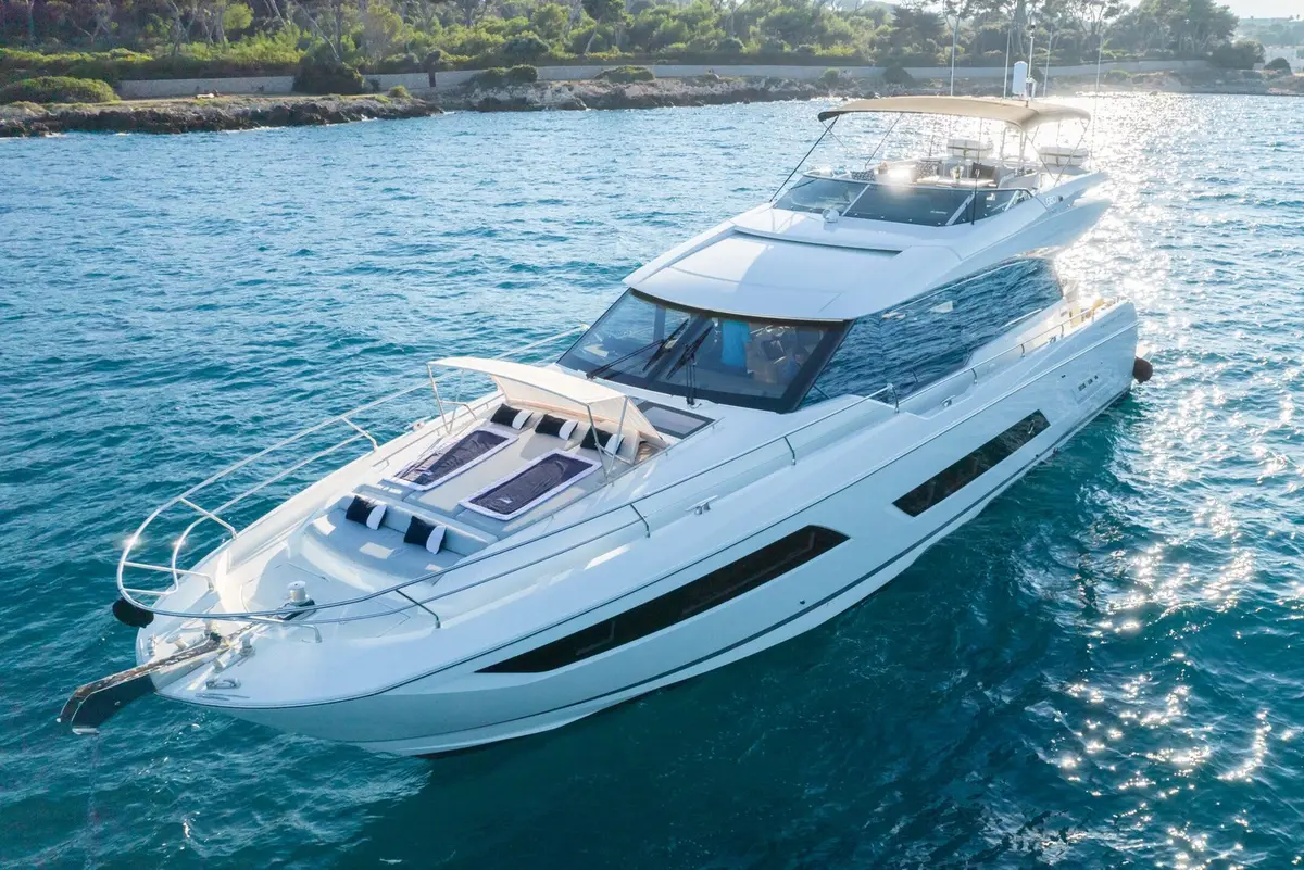 Prestige 680s — Sardinia Lux Yachts, Sardegna. Prestige 680s — 21.4m